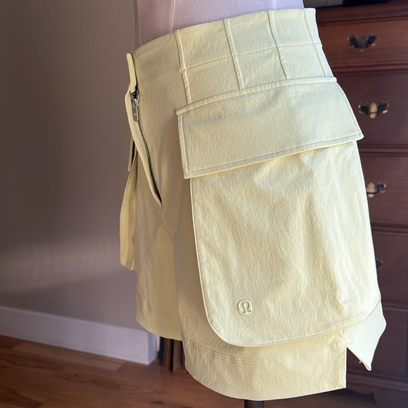 Lululemon Relaxed Fit Super High Rise Cargo Short 4” - Picture 5 of 13